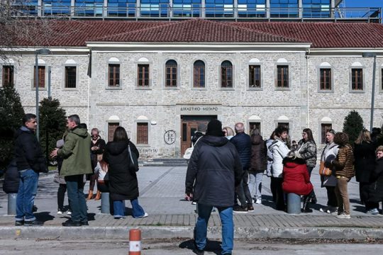 Οι χειροκροτητές της «Βιολάντα»